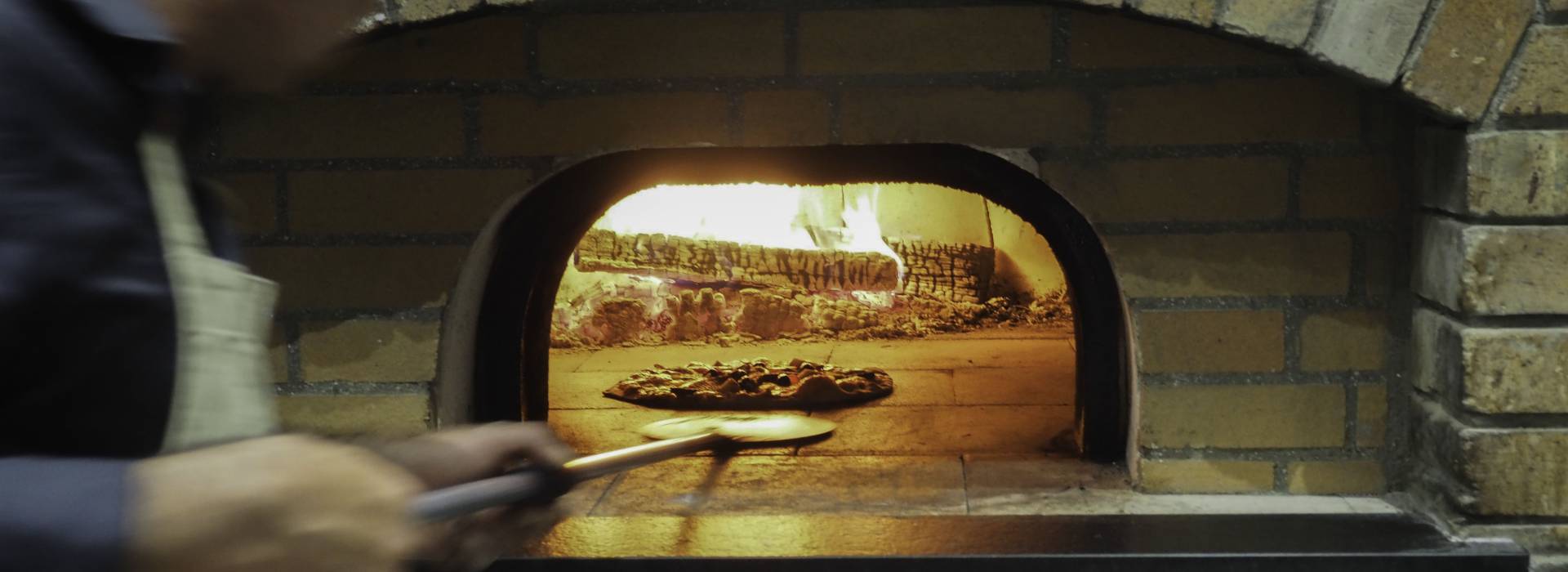 Four a pizza au bois en brique réfractaire